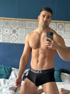 Look me in the eyes dont look at my big bulge