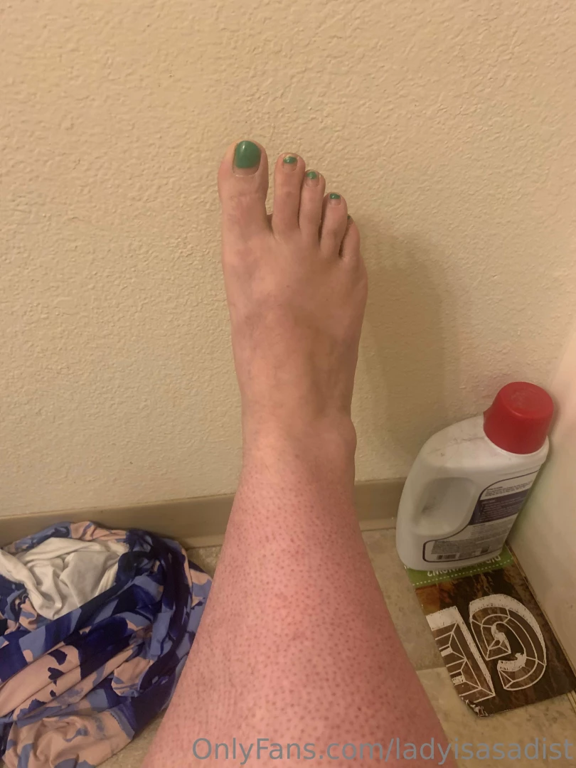 Who s going to clean mommy s feet 