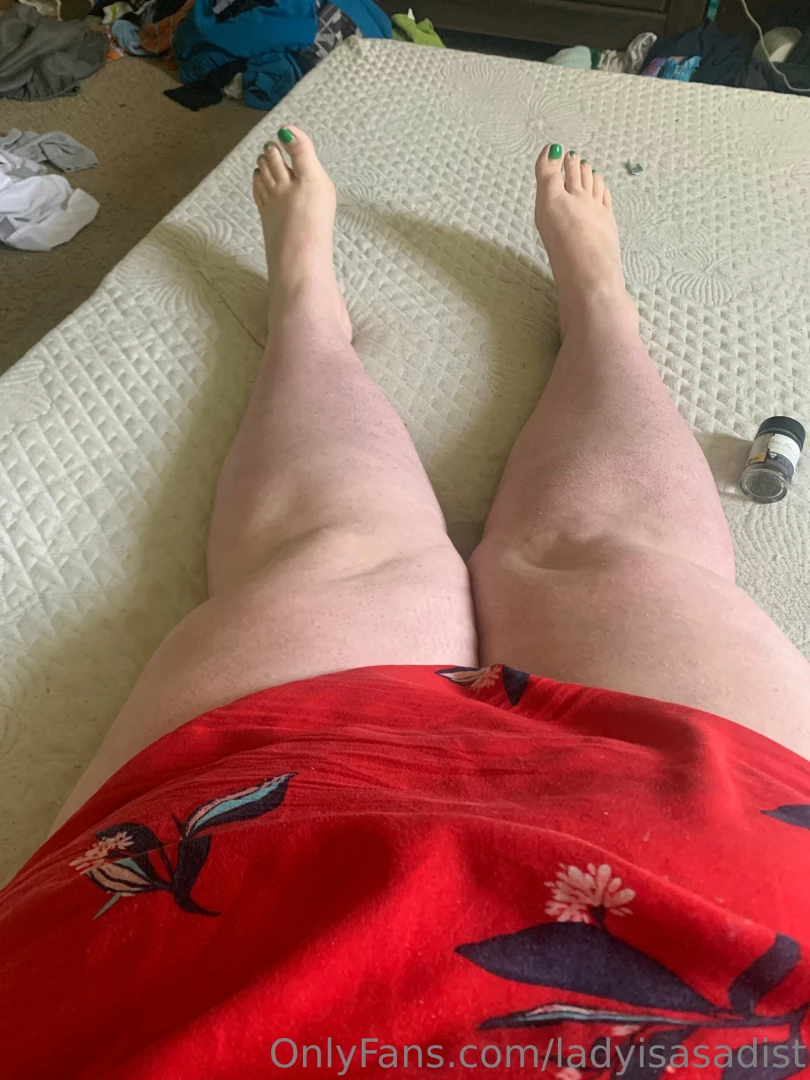 ladylovesbigcock - Get down on the floor and kiss my feet part 2 