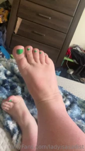 ladylovesbigcock - Where are my feet bitches my feet need worshipping today 