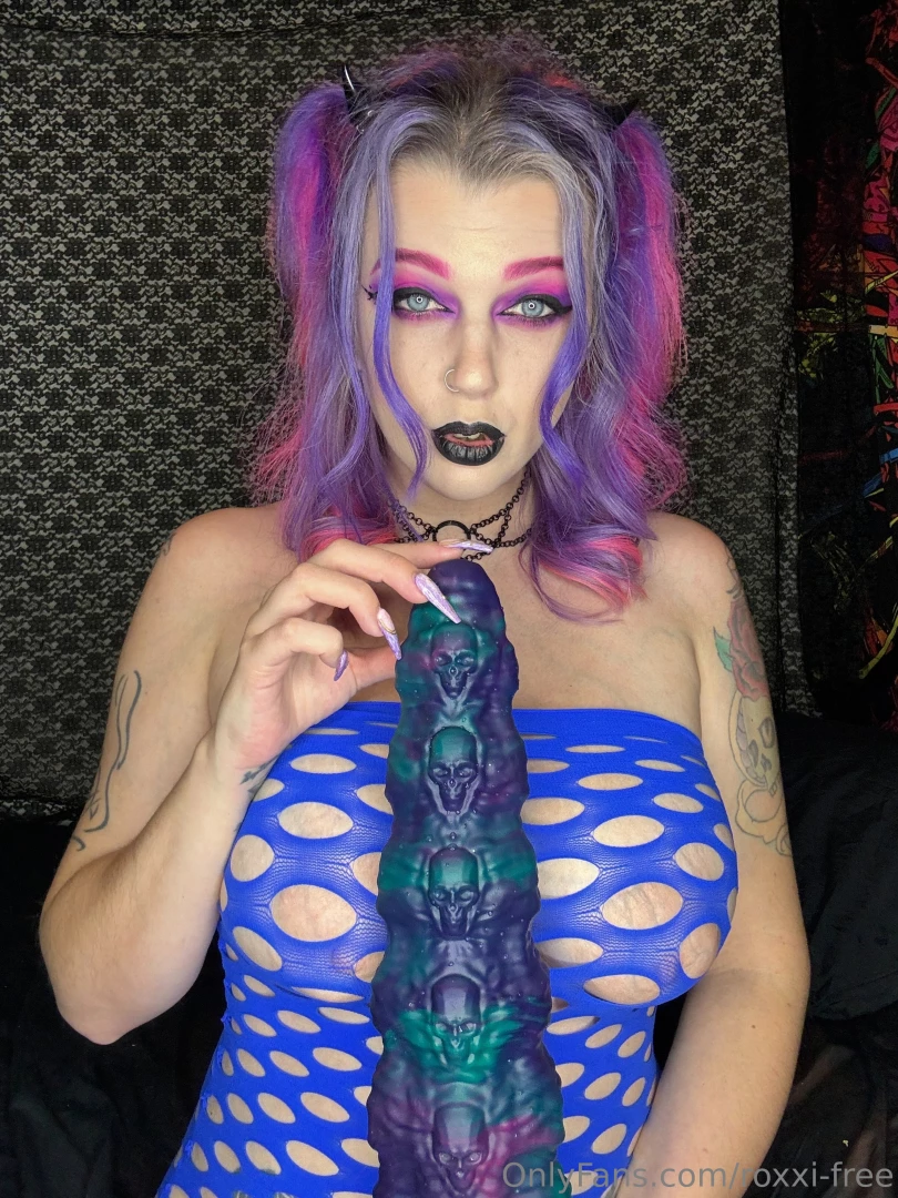 I m a slut for big toys subscribe to my vip roxxi-vip 