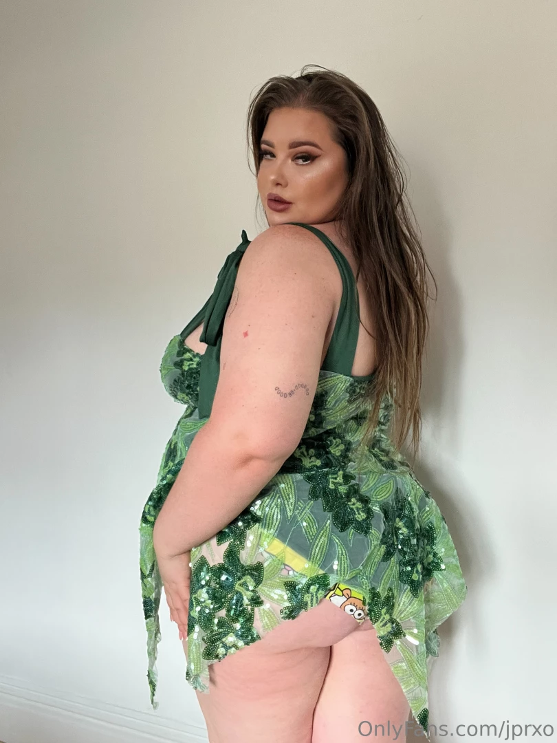 Do you like my green dress 
