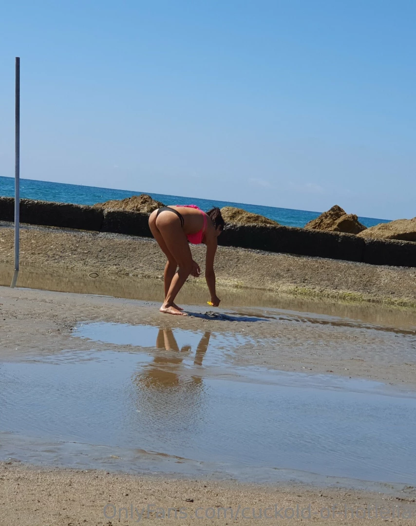 La troia di hotlella che fa rizzare cazzi anche al mare qui la vediamo 