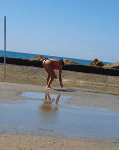 La troia di hotlella che fa rizzare cazzi anche al mare qui la vediamo