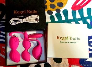 La hotlella alle prese con alcuni giocattolini quanto si diverte nel