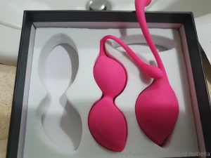 La hotlella alle prese con alcuni giocattolini quanto si diverte nel part 2