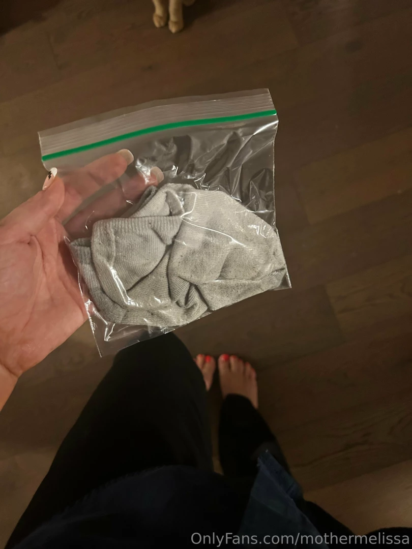 Who s gonna buy my nasty socks after an 11 hour shift i sealed them in 