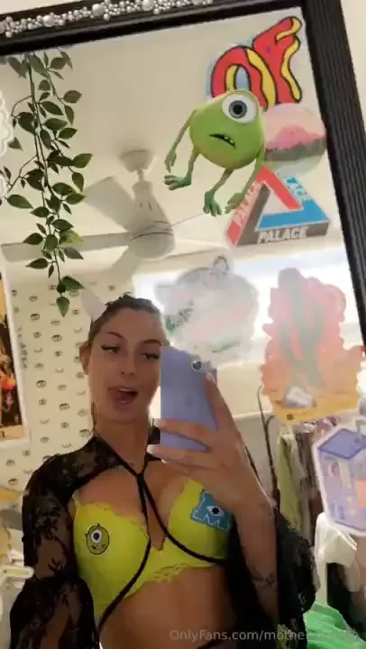 Sneak peek at my costumeeeee take a wild guess what i am haha 