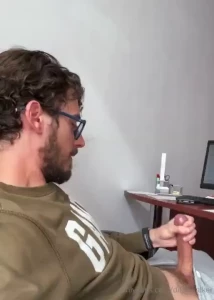 Quick jerk off in the office