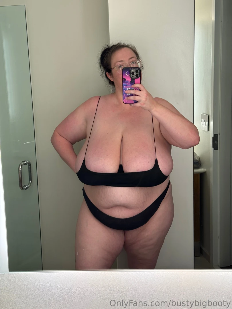 Craving these thick mom curves start by tracing every soft inch with 