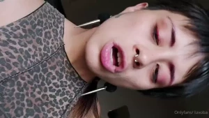 Mmmm estoy muy cachonda estoy en casa de mi mejor amiga y su pap esta