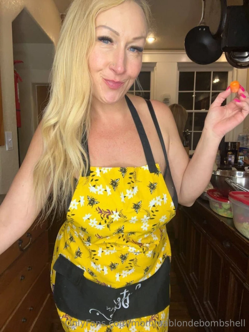 Mommas in the kitchen wanna snack 