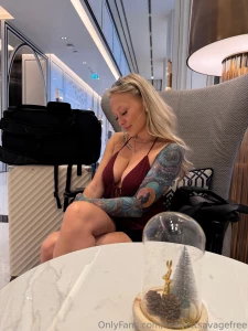 Pov you see me sitting across the hotel lobby bar wyd would you