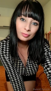 Les abonn s vip ont vu ce qui se cache en dessous de cette tenue https