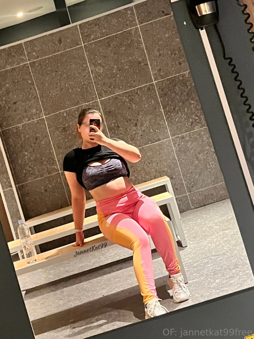 Made it to the gym today hell yeah it was legs chest day more sexy 