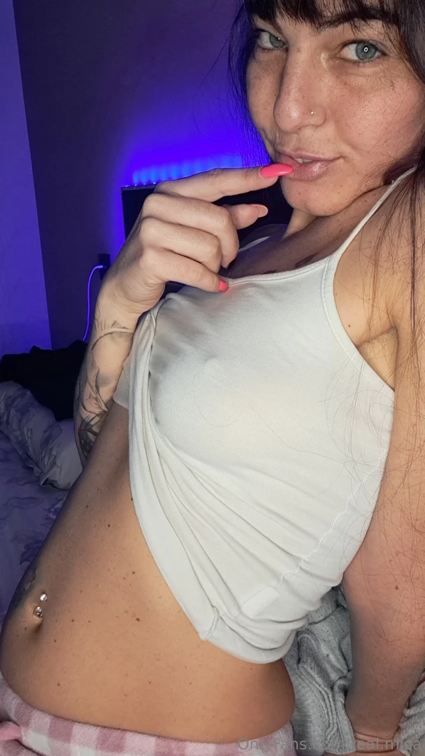 This photo s cute but trust me i m even more fun in your dms 