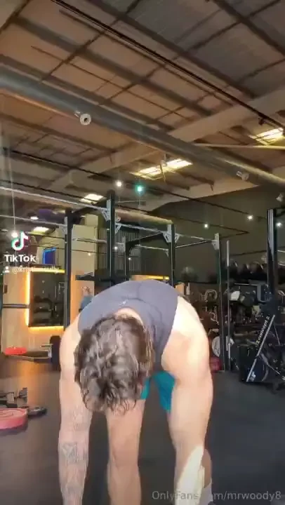 Little workout in the gym i do work out you know 