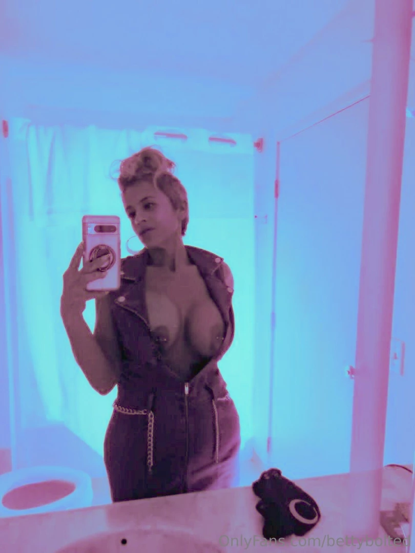 Had a whole vibe according to a girl at the bar full zipper dress made 