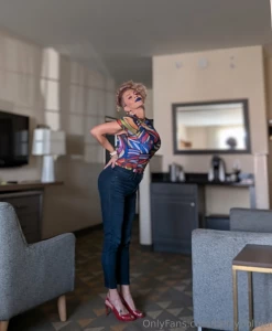 I fucking love this lipstick it doesn t move even when using it in part 3