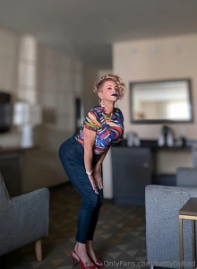 I fucking love this lipstick it doesn t move even when using it in part 1