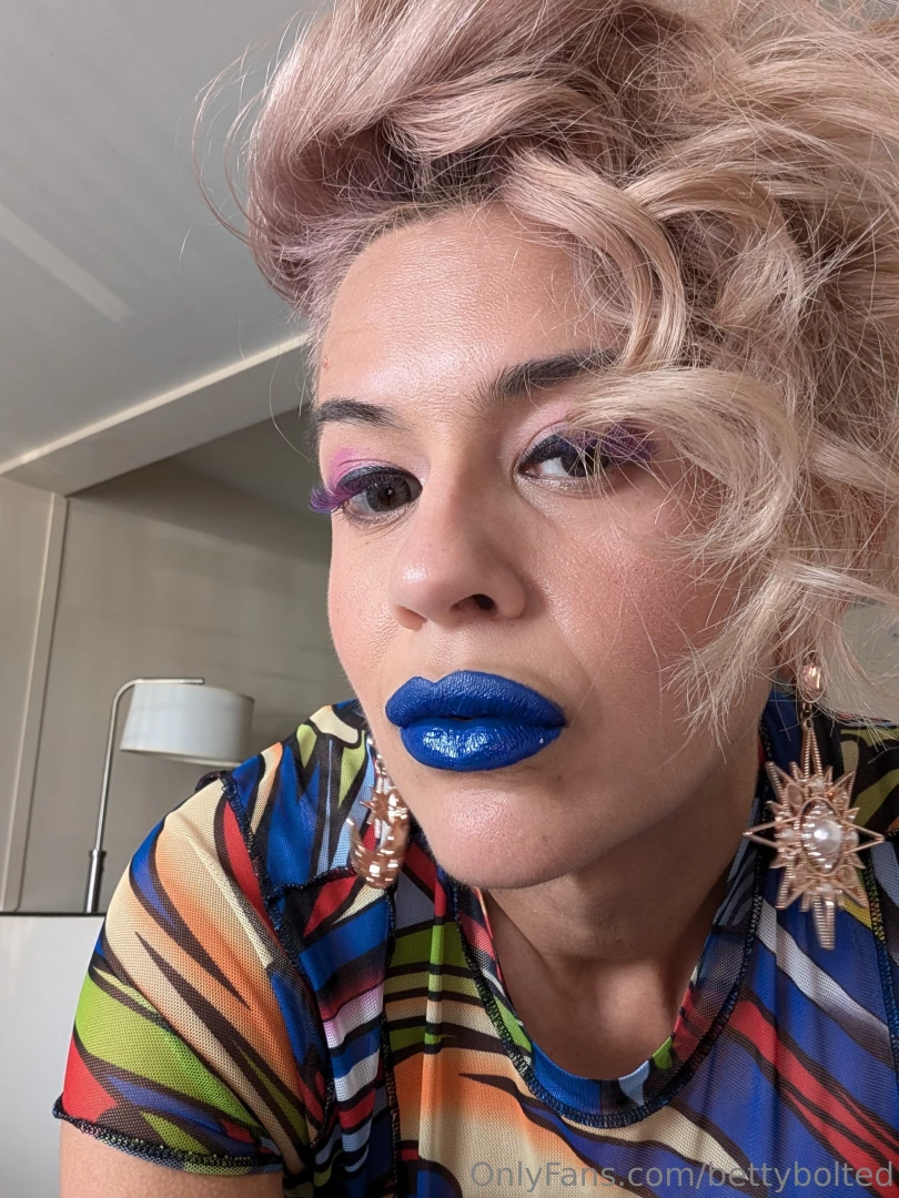 I fucking love this lipstick it doesn t move even when using it in part 2 
