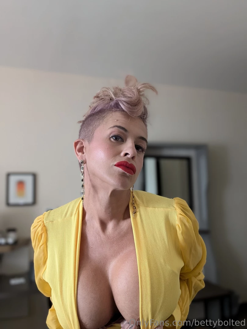 After a couple of days of black and white i needed a pop of color and 