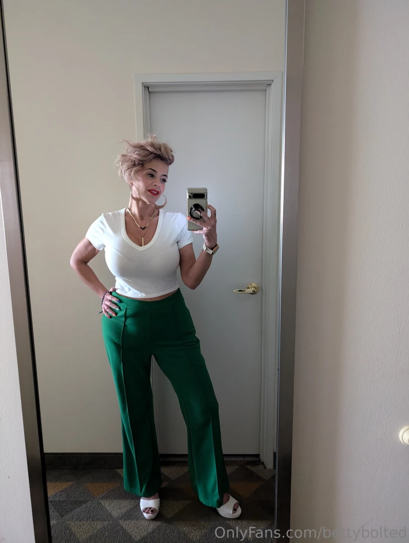 Hi all i m hoping to make this page about all things bimbo and not 