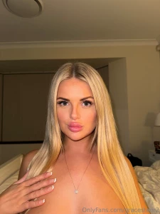 What is underneath this photo i wonder