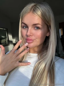 Who likes my christmas nails