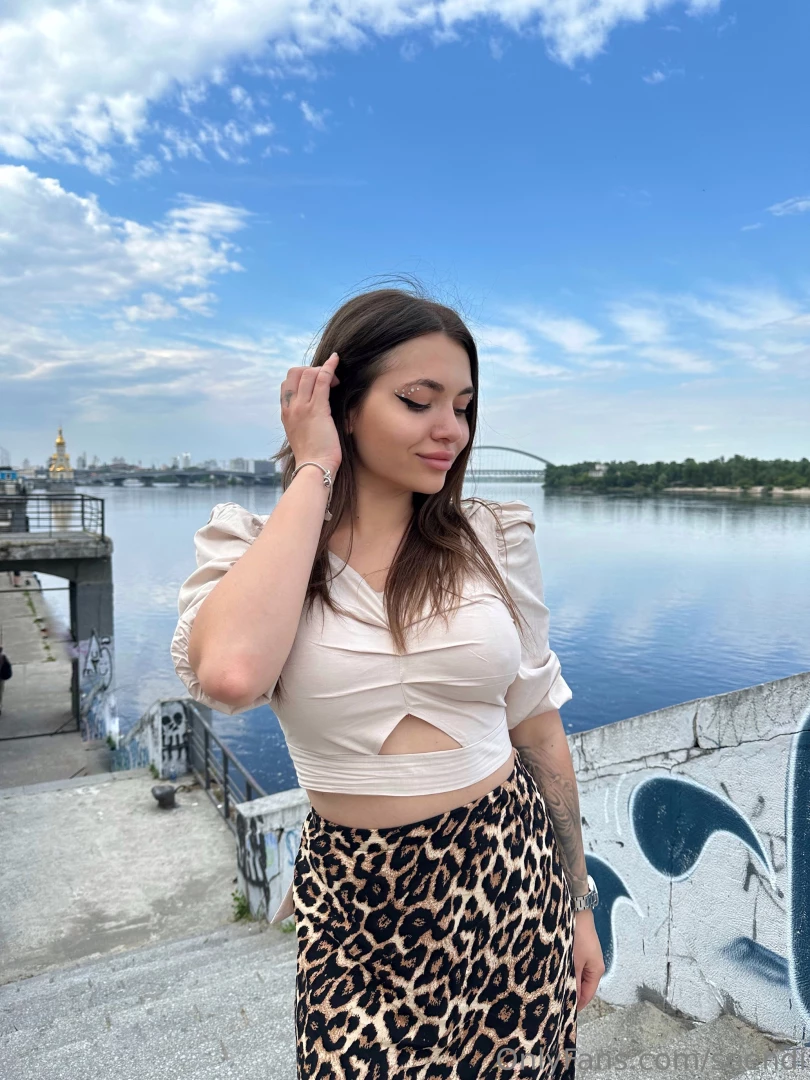 Beautiful me against a beautiful landscape which of these pictures do part 1 