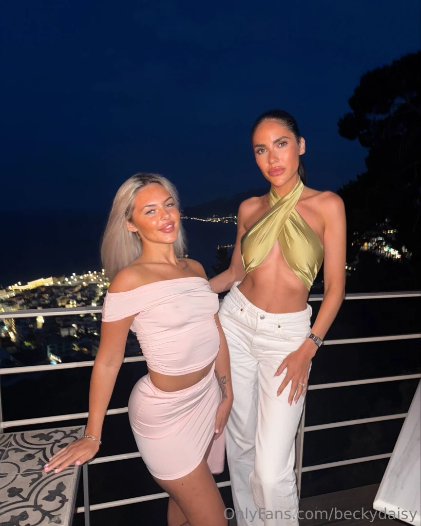 Every brunette needs a blondey jessrhodesx 