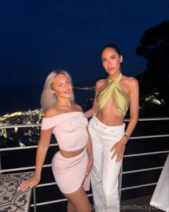 Every brunette needs a blondey jessrhodesx