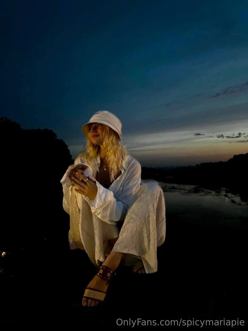 A beautiful sunset i admire it alone how could you let this happen 