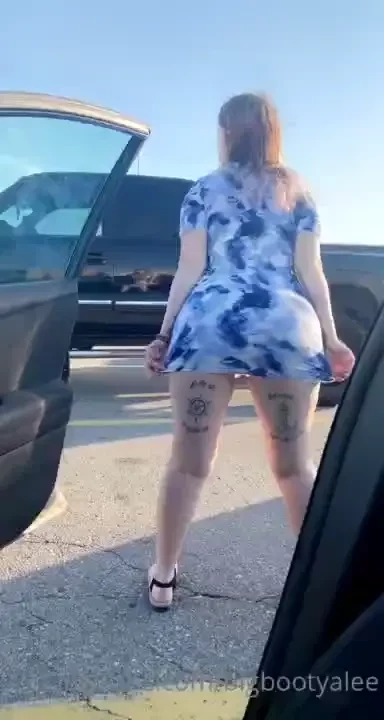 Not wearing no undies peak uh boo 