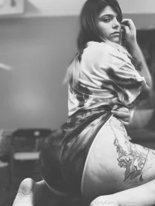 Some booty pics x5 tip to get a booty pic in your messages without the part 3