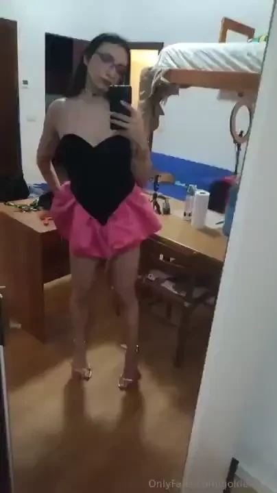 Pretty dress makes my legs look loooong 