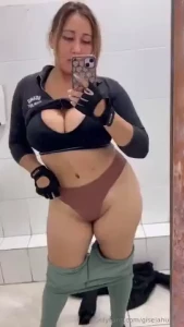 Hoy en la ma ana fui al gym y luego al ba o a secarme el sudor y part 3