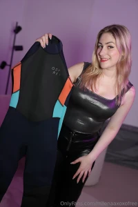 The wetsuit is so damn tight i love it would you like to touch my