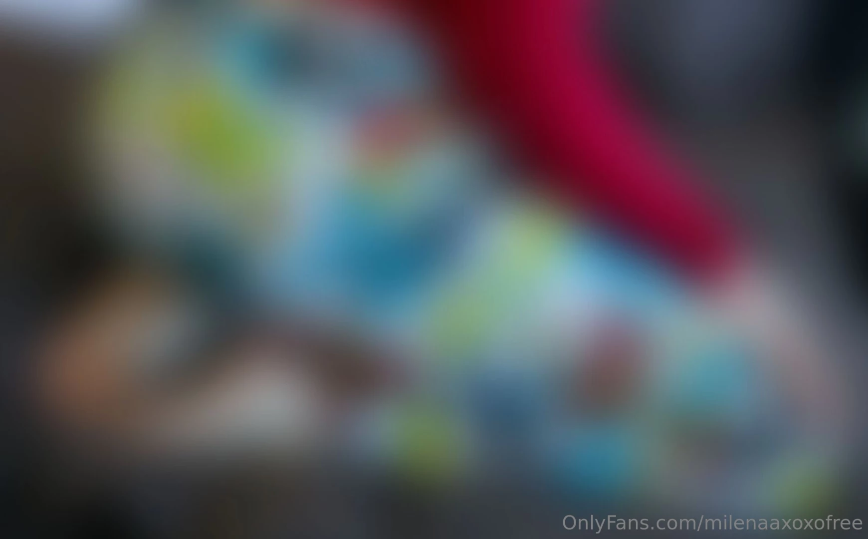 Who s a batman fan and fan of my big ass and cute bare feet 