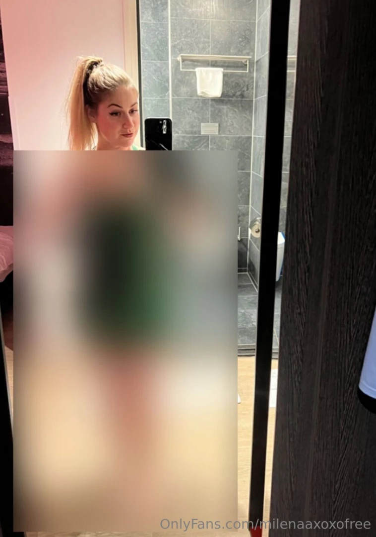 It s friday so i thought pics of me in my green tight latex dress 