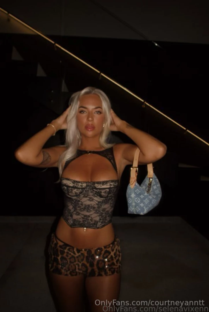 Wow selenavixenn is posting the craziest tapes in her page come chat part 2 