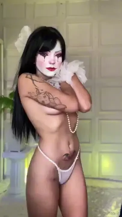 Get on your knees and watch the clown s show 