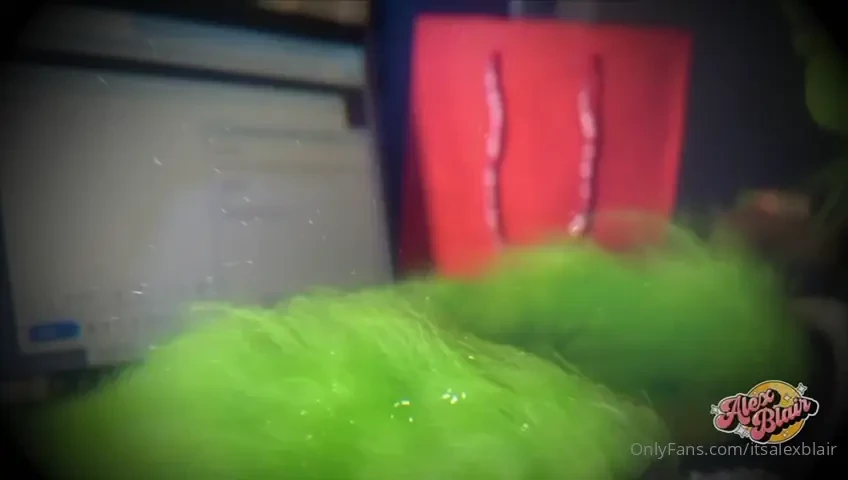 This year even the grinch couldn t resist my big ass and i m giving 10 