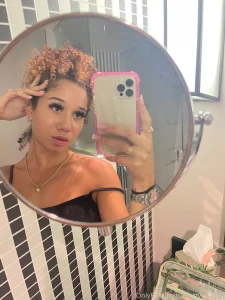 When you re this stunning it s hard not to stare