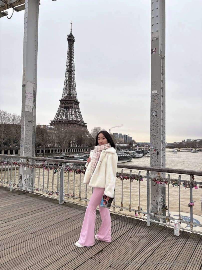 Aaaand unexpectedly somehow i am in paris 