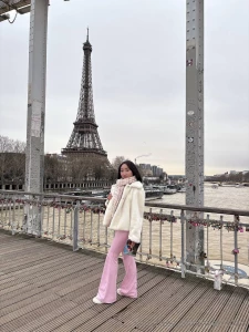 Aaaand unexpectedly somehow i am in paris