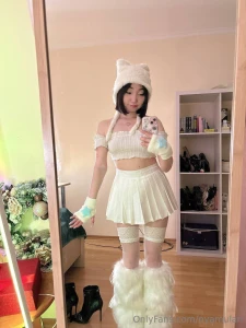 On this snowy day i m a little white bear who wants to send you many