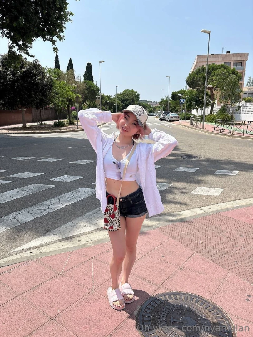 Uii i m tired but sooo happy my friend and i have been out since lunch 