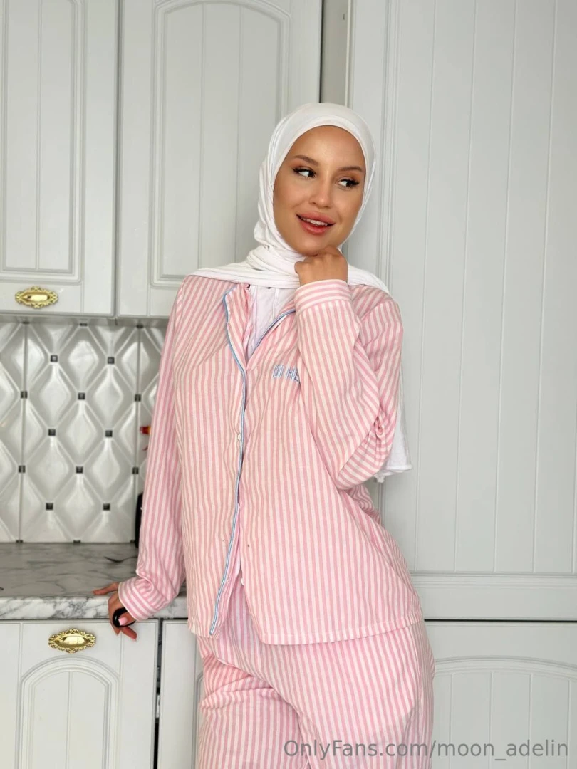 On a sunny day people gathered to greet the celebrity - everyone had 