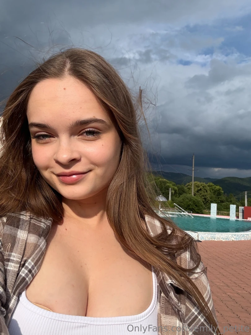 I picked this outfit thinking it s gonna be warm and sunny all day 